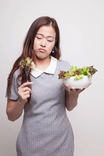 Aziatische vrouw haat salade. — Stockfoto