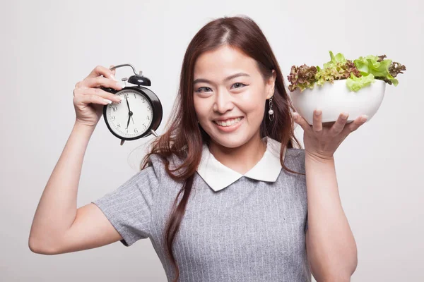 Joven mujer asiática con reloj y ensalada . —  Fotos de Stock