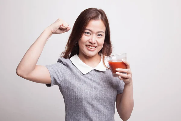 Fuerte mujer asiática sana con jugo de tomate . —  Fotos de Stock