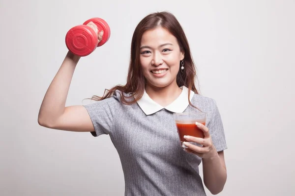 Gezonde Aziatische vrouw met halter en tomaat SAP. — Stockfoto