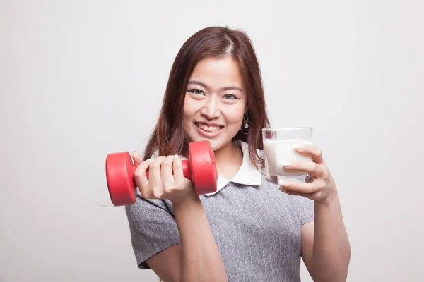 Femme asiatique en bonne santé boire un verre de lait et haltère . — Photo