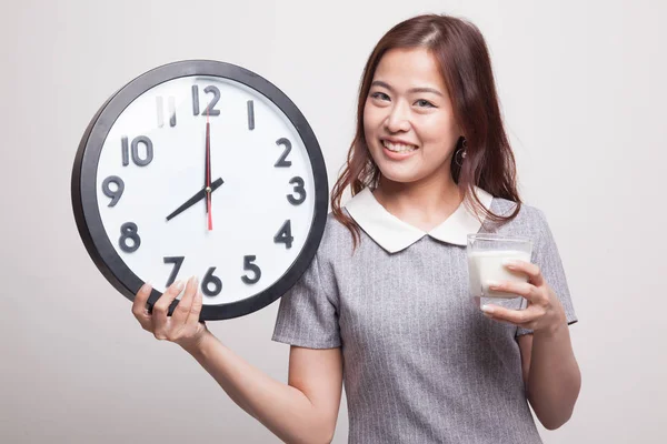 Saludable mujer asiática bebiendo vaso de leche celebrar reloj . —  Fotos de Stock