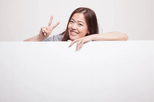 Young Asian woman show victory sign with blank sign. — Stock Photo, Image