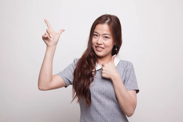 Ung asiatisk kvinna punkt och tummen upp. — Stockfoto