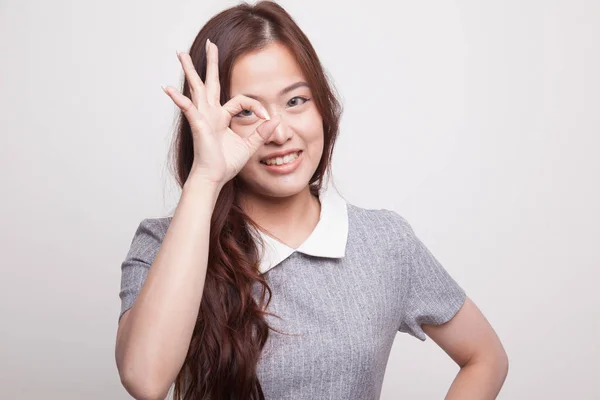Gyönyörű fiatal ázsiai nő Térkép az Ok jel felett a szeme. — Stock Fotó
