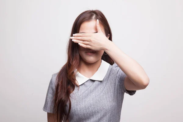 Jonge Aziatische vrouw sluit haar ogen met de hand. — Stockfoto