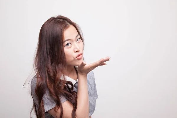 Hermosa joven asiática mujer golpe un beso . —  Fotos de Stock
