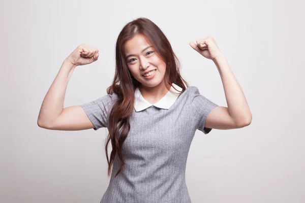 Vacker ung asiatisk kvinna flex bicep. — Stockfoto