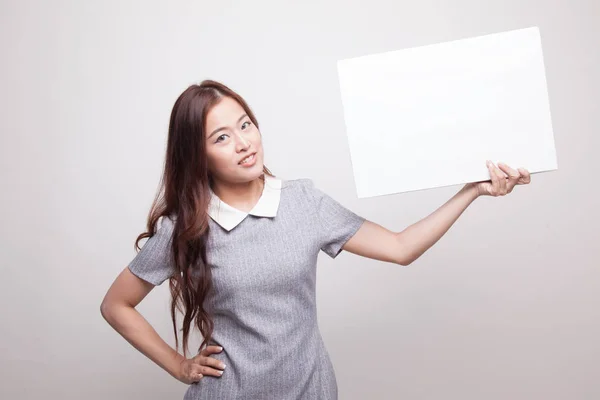 Jovem mulher asiática com sinal em branco . — Fotografia de Stock