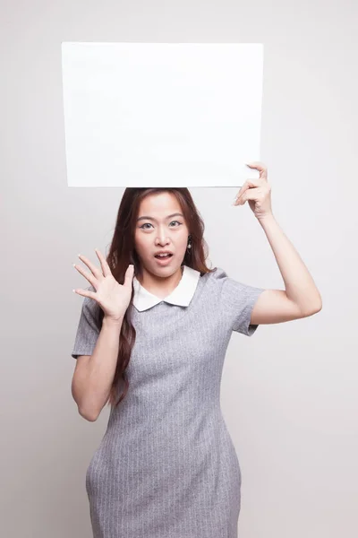 Jeune asiatique femme surprise avec blanc vide signe . — Photo