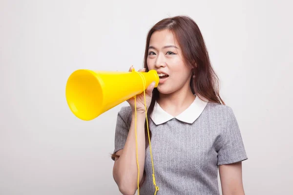 Mooie jonge Aziatische vrouw kondigen met megafoon. — Stockfoto