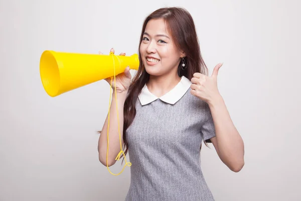 Mooie jonge Aziatische vrouw duimen opdagen kondigen met megapho — Stockfoto