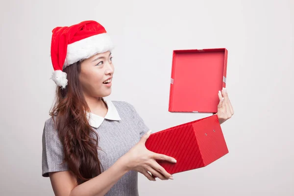 Junge asiatische Frau öffnen ein Geschenk-Box. — Stockfoto