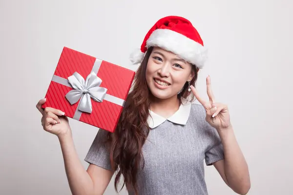 Mujer asiática muestra signo de victoria con una caja de regalo . —  Fotos de Stock