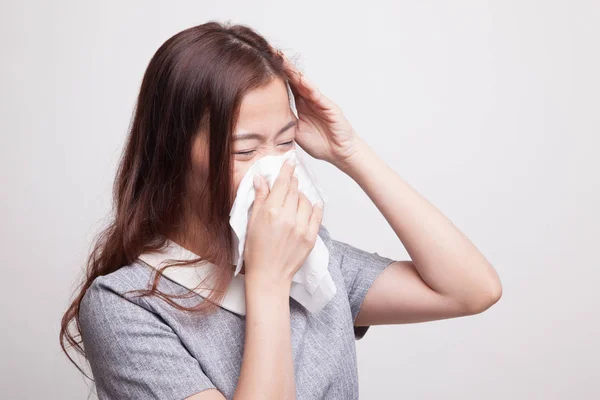 Fiatal ázsiai nő van influenza és a beteg. — Stock Fotó