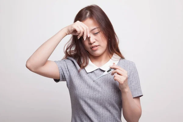 Joven mujer asiática enfermó y gripe . — Foto de Stock