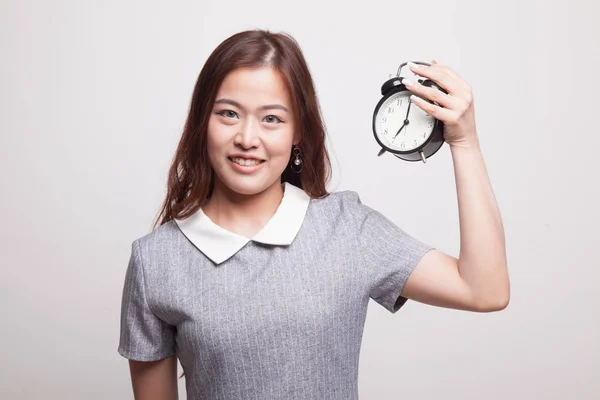 Joven asiático mujer con un reloj. —  Fotos de Stock