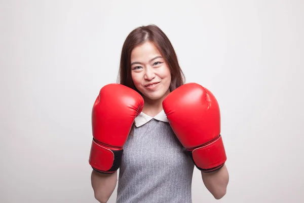 Joven mujer asiática con guantes de boxeo rojos . —  Fotos de Stock