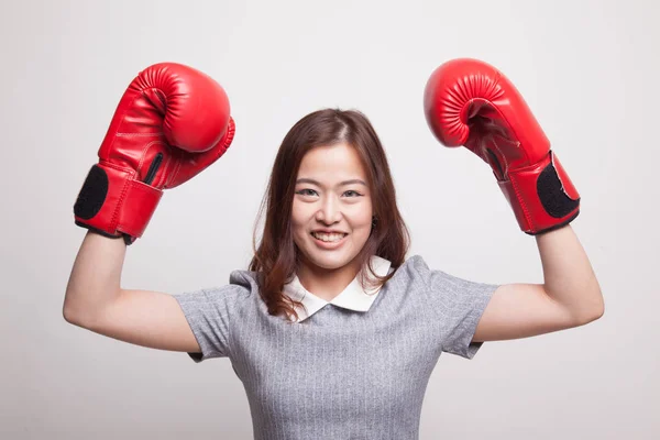 Joven mujer asiática con guantes de boxeo rojos . —  Fotos de Stock