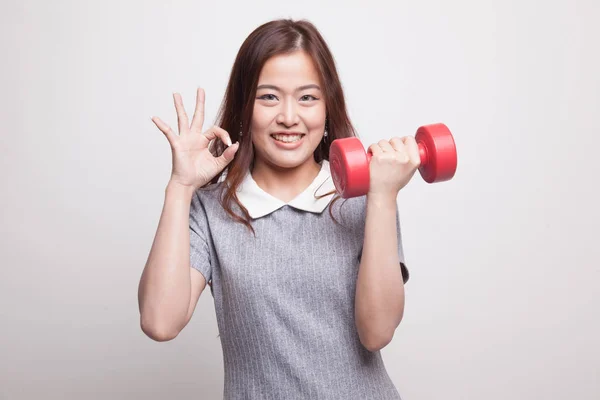 Gezonde Aziatische vrouw show Ok met halters. — Stockfoto