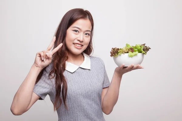 アジアの女性の健康的なサラダの勝利記号を表示します。. — ストック写真