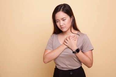 Genç Asyalı kadın göğsünde ağrı var..