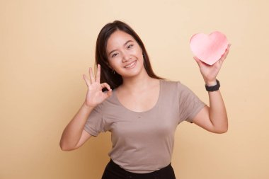 Asyalı kadın göster Tamam ile kırmızı kalp.