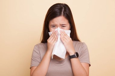 Genç Asyalı kadın hasta ve grip var.