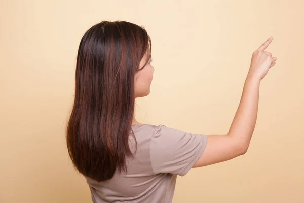 Costas da mulher asiática tocando a tela com o dedo . — Fotografia de Stock