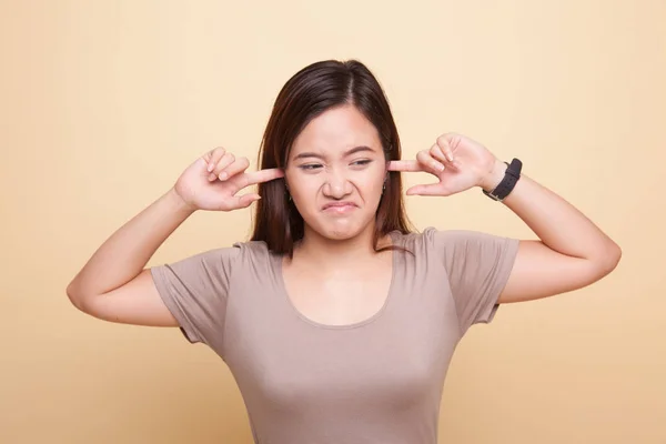 Mladá asijská žena zablokovat obě uši s prsty. — Stock fotografie