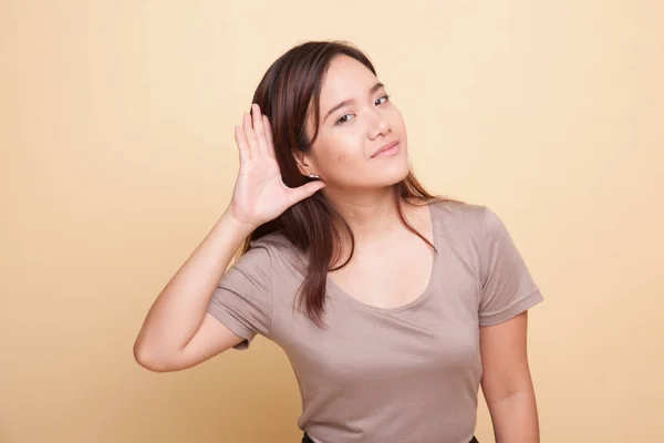 Linda jovem mulher asiática ouvir algo . — Fotografia de Stock