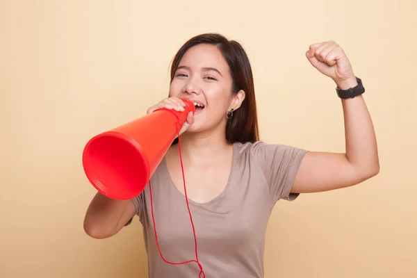 Mooie jonge Aziatische vrouw kondigen met megafoon. — Stockfoto