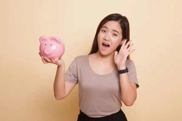 Young Asian woman with a pig coin bank. — Stock Photo, Image