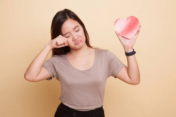 Asiatisk kvinna ledsen och gråta med rött hjärta. — Stockfoto