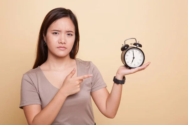 Enojado joven asiático mujer punto a un reloj . —  Fotos de Stock