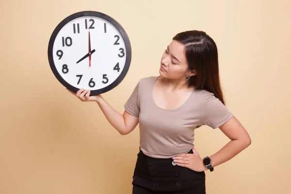 Joven asiático mujer con un reloj. — Foto de Stock