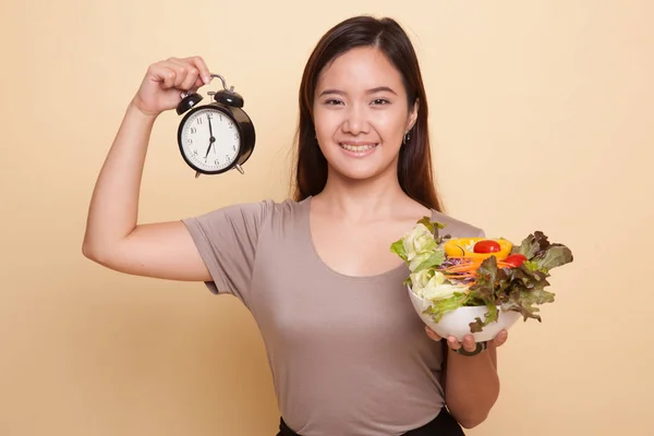 Молоді азіатські жінки з годинник і салат. — стокове фото