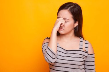 Genç Asyalı kadın hasta ve baş ağrısı var.