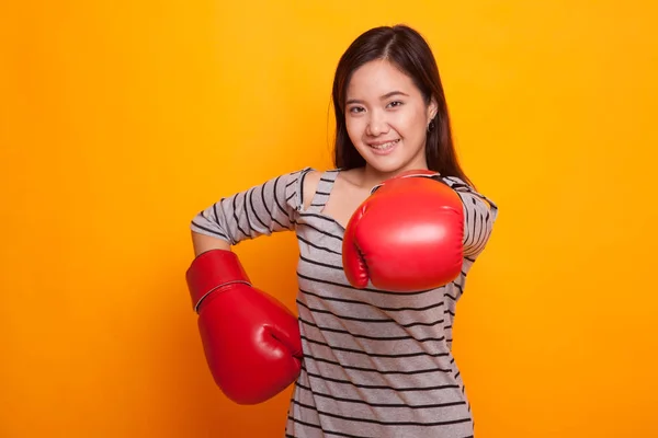 Jovem mulher asiática com luvas de boxe vermelho . — Fotografia de Stock