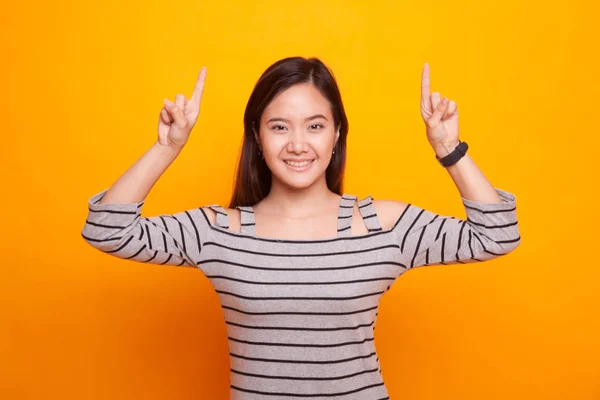 Young Asian woman point to blank space. — Stock Photo, Image