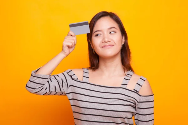 Jonge Aziatische vrouw denk met een lege kaart. — Stockfoto