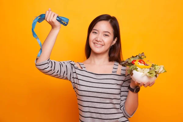Donna asiatica sana con metro e insalata . — Foto Stock