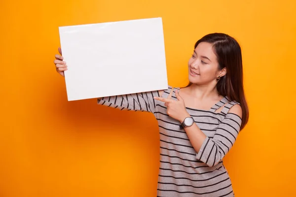 Jovem mulher asiática apontar para sinal em branco . — Fotografia de Stock