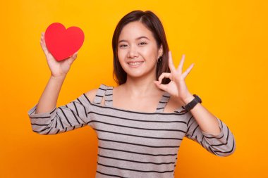 Asyalı kadın göster Tamam ile kırmızı kalp.