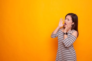 Güzel genç Asyalı kadın şok ve arama.