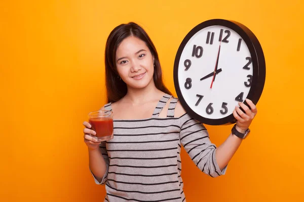 Joven mujer asiática con jugo de tomate y reloj . — Foto de Stock