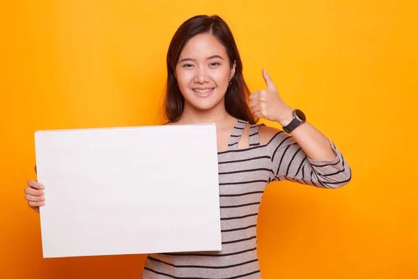 Junge asiatische Frau zeigen Daumen nach oben mit weißen leeren Zeichen. — Stockfoto