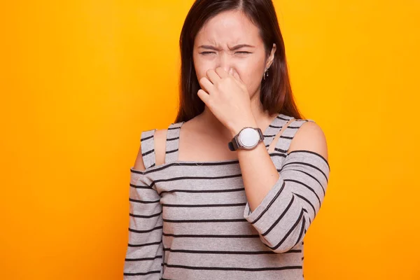 Young Asian woman  holding her nose because of a bad smell. — Stock Photo, Image