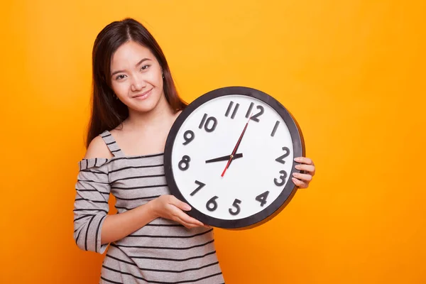 Fiatal ázsiai nő egy órával. — Stock Fotó