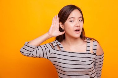 Güzel genç Asyalı kadın için bir şey dinle.